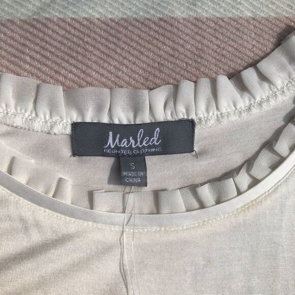Marled White Top with Ruffled Neck and Bottom Size Small New With Tags - Picture 5 of 11